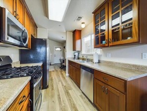 Jääkaappi, mikroaaltouuni, uuni, liesi