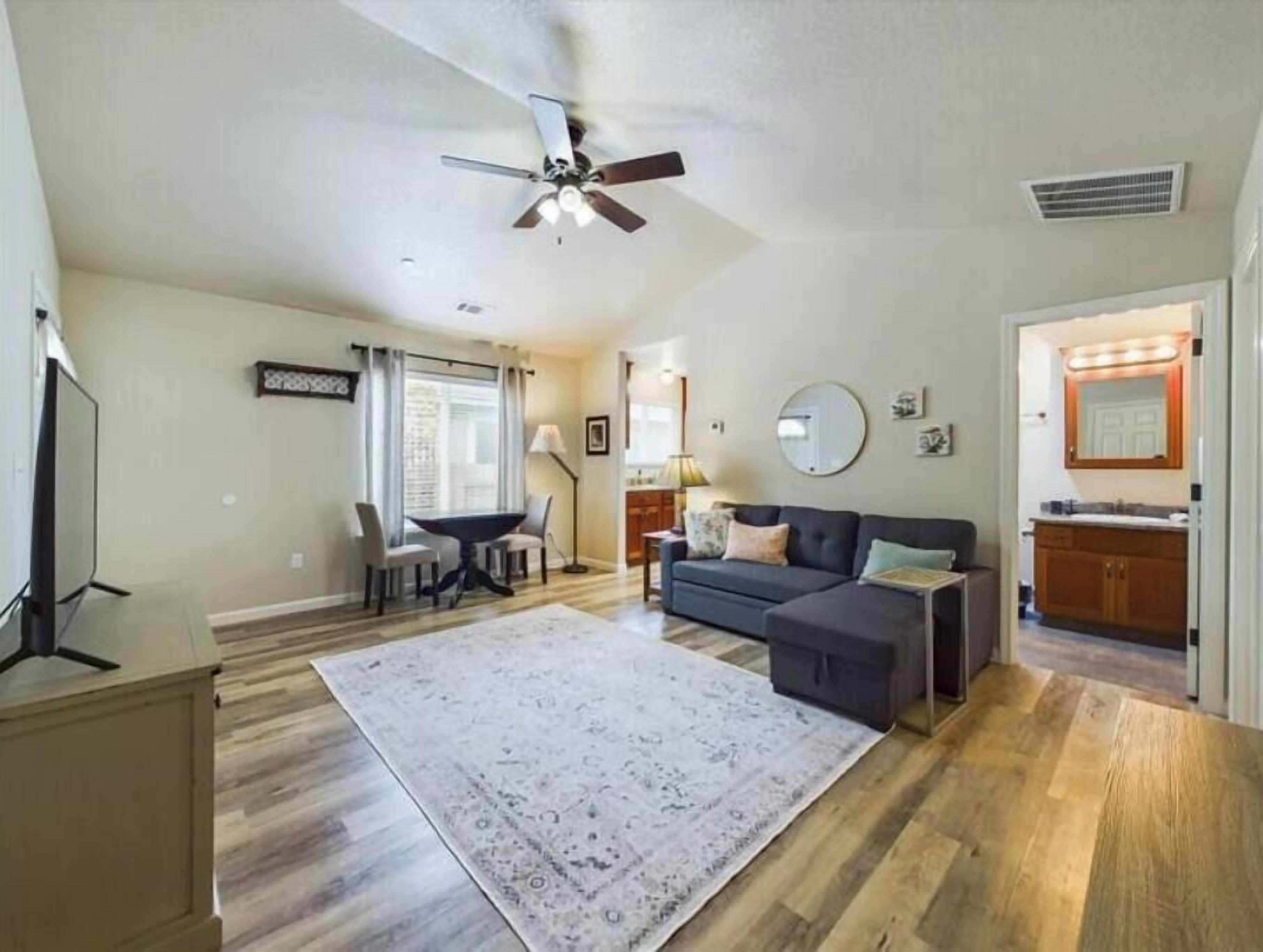 Televisión, libros y oficina 