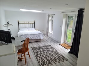 1 bedroom, iron/ironing board, WiFi - Comfy Holiday Stay (London)