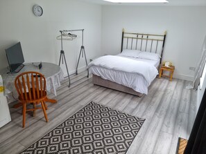 1 habitación, tabla de planchar con plancha y wifi