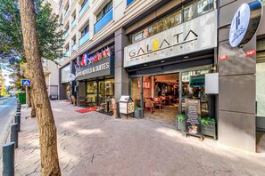 Vista frontal de la propiedad