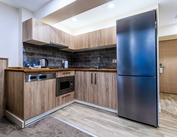 Studio Room | Private kitchen | Microwave, oven, stovetop, dishwasher - Roys Hotel & Suites (Istanbul)