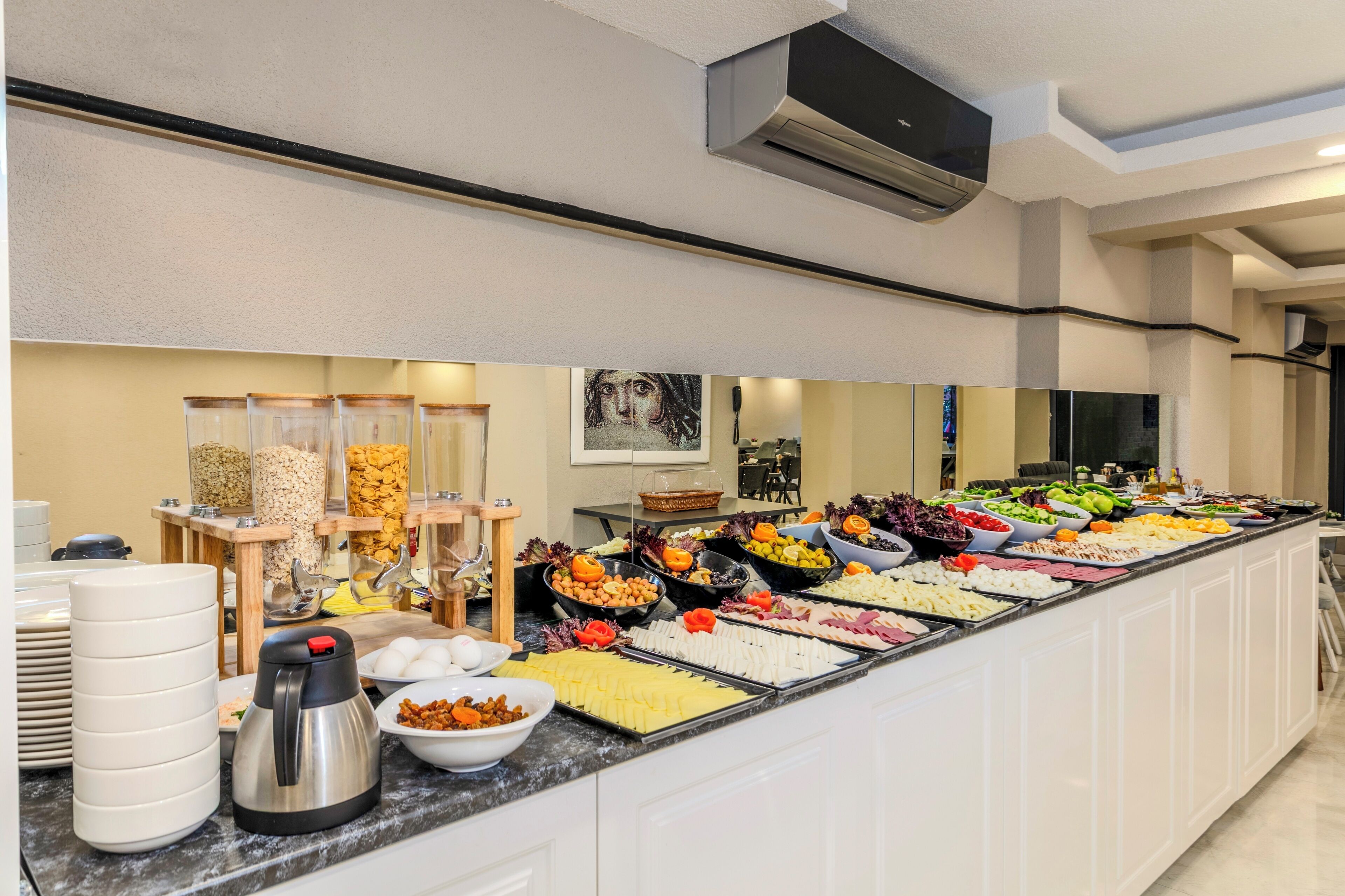 Daily cooked-to-order breakfast (TRY 800 per person)