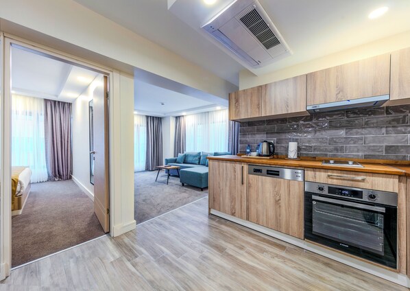 Deluxe Suite | Dapur peribadi | Ketuhar gelombang mikro, ketuhar, dapur, mesin basuh pinggan mangkuk 