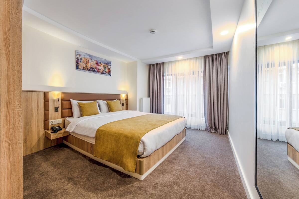 Deluxe Suite | Premium bedding, down comforters, minibar, in-room safe