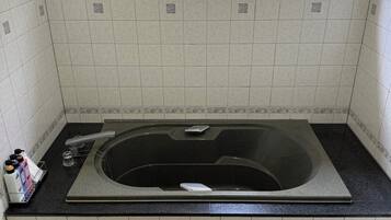 Yhden hengen perushuone, tupakointi kielletty (Pet not allowed) | Kylpyhuone | Suihkun ja ammeen yhdistelmä, hiustenkuivaaja, kylpytakit, tohvelit