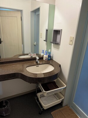 Enkeltrom – basic, ikke-røyk (Pet not allowed) | Bad | Kombinert dusj/badekar, hårføner, badekåper og tøfler