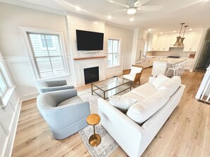 Smart TV, chimenea, biblioteca de música, estéreo