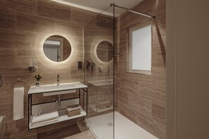 Deluxe driepersoonskamer, uitzicht op de binnenplaats | Luxe beddengoed, een minibar, een kluis op de kamer, een bureau
