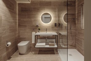 Chambre Triple Deluxe, vue cour intérieure | Literie de qualité supérieure, minibar, coffres-forts dans les chambres