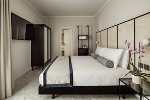 Habitación superior con 1 cama matrimonial o 2 individuales, vista a la ciudad | Ropa de cama de alta calidad y minibar 