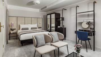 Deluxe Triple Room, Courtyard View | 1 bedroom, premium bedding, minibar, in-room safe