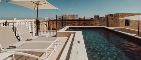 Utomhuspool med öppettider 10.00 till 20.00, och solstolar