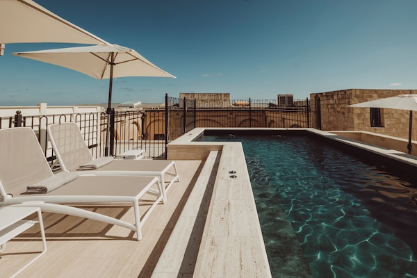 Una piscina al aire libre (de 10:00 a 20:00), tumbonas