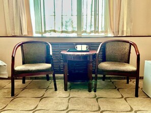 Chambre Confort avec lits jumeaux, vue ville | Coin séjour | Imprimantes