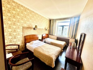 Minibar, caja de seguridad en la habitación y escritorio 