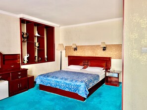 Minibar, caja de seguridad en la habitación y escritorio 