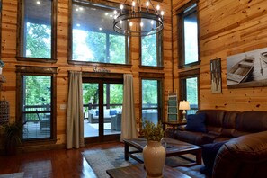 TV, fireplace, table football - Creekside Cowboy, 7 Bed 3.5 Bath cabin 3 minutes from restaurants. (Broken Bow)