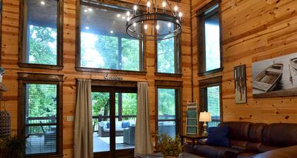 Creekside Cowboy, 7 Bed 3.5 Bath cabin 3 minutes from restaurants.
