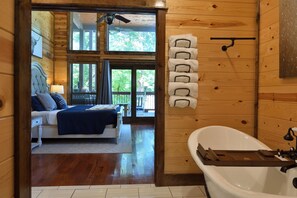 4 室のベッドルーム、アイロン / アイロン台、WiFi、ベッドシーツ