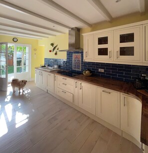 Een magnetron, een oven, een kookplaat, een vaatwasser