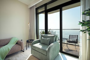 Appartement Confort, balcon, vue océan | Coin séjour | TV connectée de 75 pouces avec chaînes par câble, Netflix