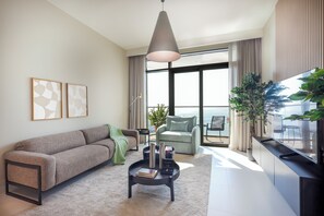 Leilighet – comfort, balkong, havutsikt | Oppholdsområde | En 75-tommers smart-TV med kabel-kanaler samt Netflix