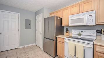 Køleskab, mikrobølgeovn, ovn, kogeplade