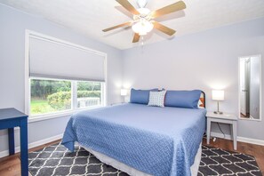 2 bedrooms, desk, iron/ironing board, WiFi