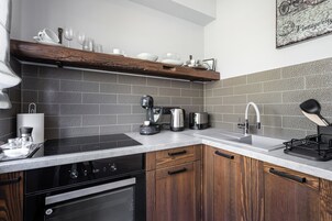 Geladeira, micro-ondas, fogão, cooktop