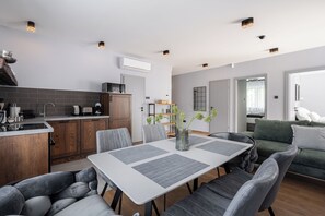 Appartement, 2 chambres | Cuisine privée | Réfrigérateur, four à micro-ondes, un four, surface de cuisson