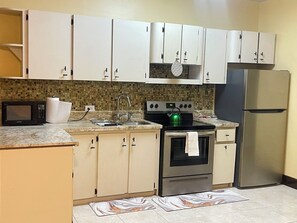 雪櫃、微波爐、焗爐、爐具