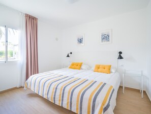 2 bedrooms, iron/ironing board, free WiFi, bed sheets