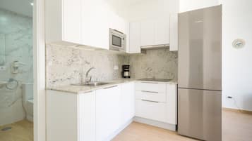 Fridge, microwave, coffee/tea maker, electric kettle