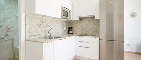 Réfrigérateur, micro-ondes, cafetière/bouilloire, bouilloire électrique