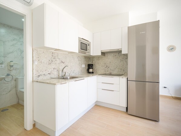 Køleskab, mikrobølgeovn, kaffe-/temaskine, elkedel