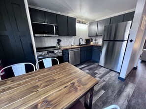 Refrigerador, microondas, horno y parrilla de estufa 