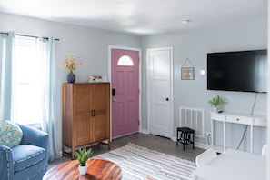 Smart TV, books - Colorfully fun, Pet-friendly Home in Lynchburg , Virginia with fire pit (Lynchburg)