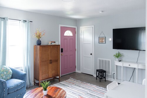 Colorfully fun, Pet-friendly Home in Lynchburg , Virginia with fire pit