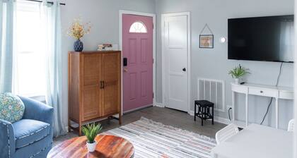Colorfully fun, Pet-friendly Home in Lynchburg , Virginia with fire pit