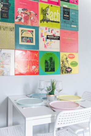 Dining - Colorfully fun, Pet-friendly Home in Lynchburg , Virginia with fire pit (Lynchburg)
