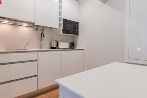 Studio Basic | Eget pentry | Kylskåp, mikrovågsugn, spishäll och espressobryggare