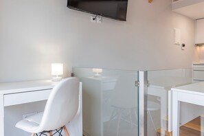 Estudio familiar, balcón | Centro de negocios en la habitación