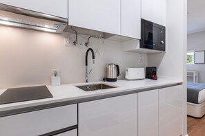 Estudio básico | Cocineta privada | Refrigerador, microondas, parrilla de estufa y cafetera de espresso 