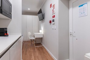 Studio Basic | Eget pentry | Kylskåp, mikrovågsugn, spishäll och espressobryggare