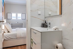 Estúdio básico | Banheiro | Chuveiro, chuveiro com efeito de chuva, secador de cabelo, bidê