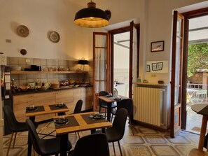 Free daily buffet breakfast  - B&B Firenze 400  (Florence)