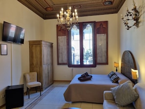 Quadruple Room, Courtyard View | Individually furnished, iron/ironing board, free WiFi, bed sheets - B&B Firenze 400 (Florence)