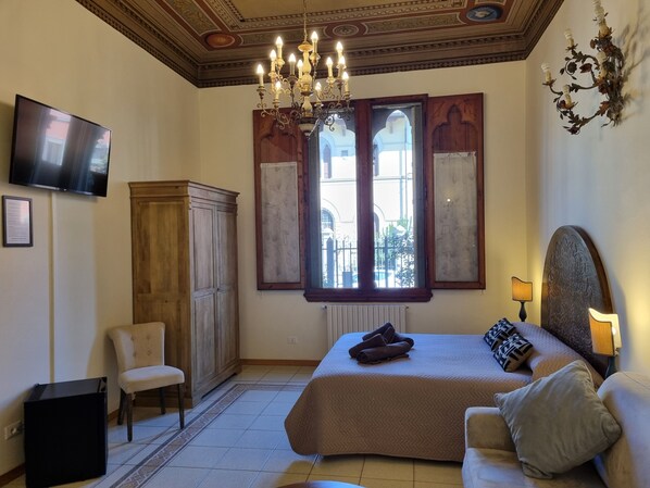Quadruple Room, Courtyard View | Individually furnished, iron/ironing board, free WiFi, bed sheets - B&B Firenze 400  (Florence)