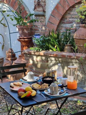 Free daily buffet breakfast - B&B Firenze 400 (Florence)